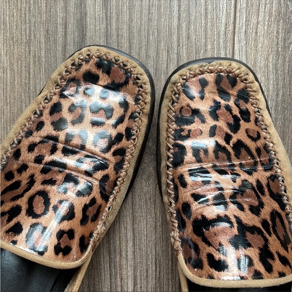 Stuart Weitzman tan suede animal print loafers. Size 7,5 B - Picture 4 of 15